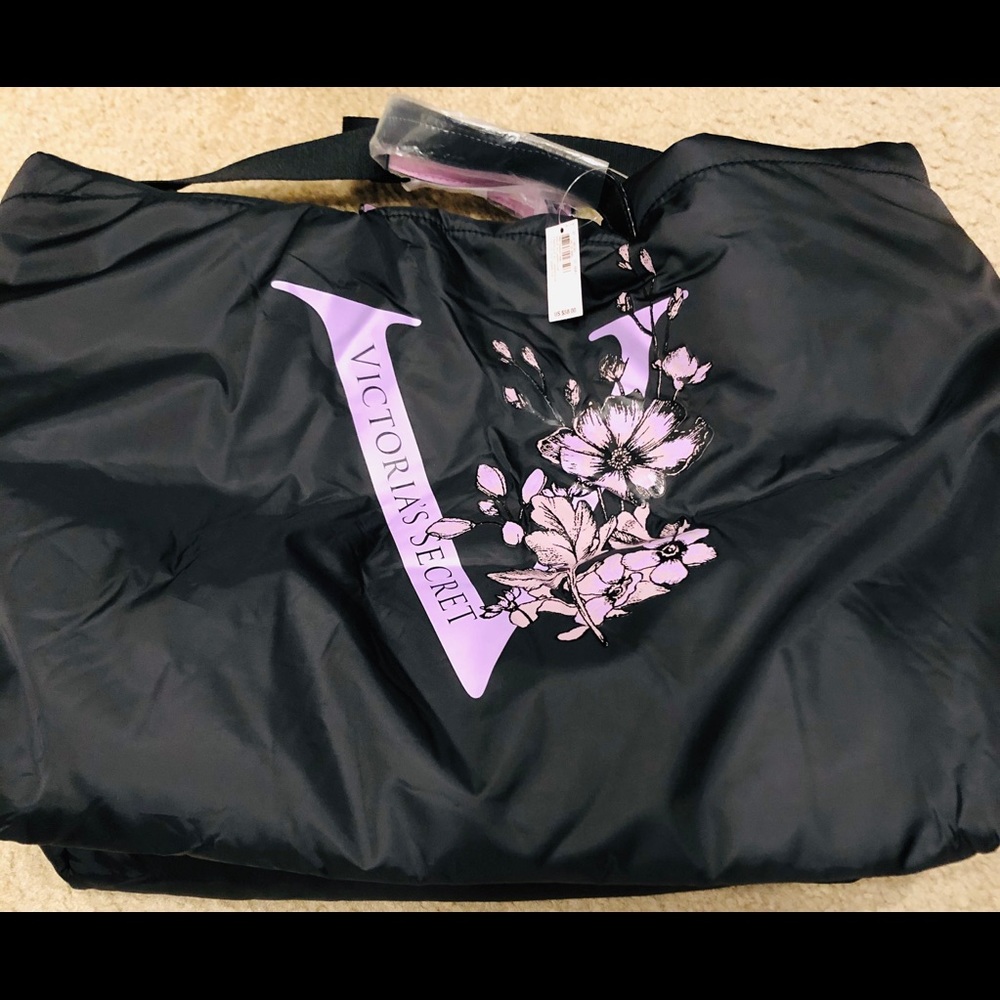 NEW WITH TAGS VICTORIA SECRET TOTE BAG! - Picture 3 of 4